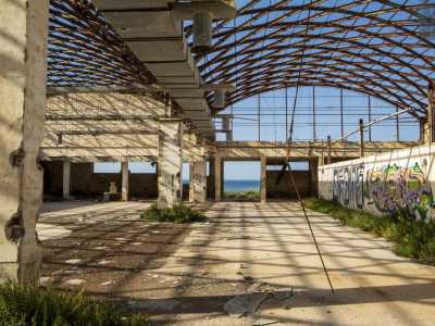 ...un capannone costruito negli anni 60 che, dopo aver ospitato anche l�ex supermercato GS, fu abbandonato per decenni riducendosi a rudere (foto di Antonio Caradonna)